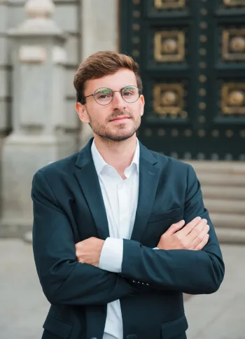 Our Financial Experts The Team  Member Solution. - 雷速